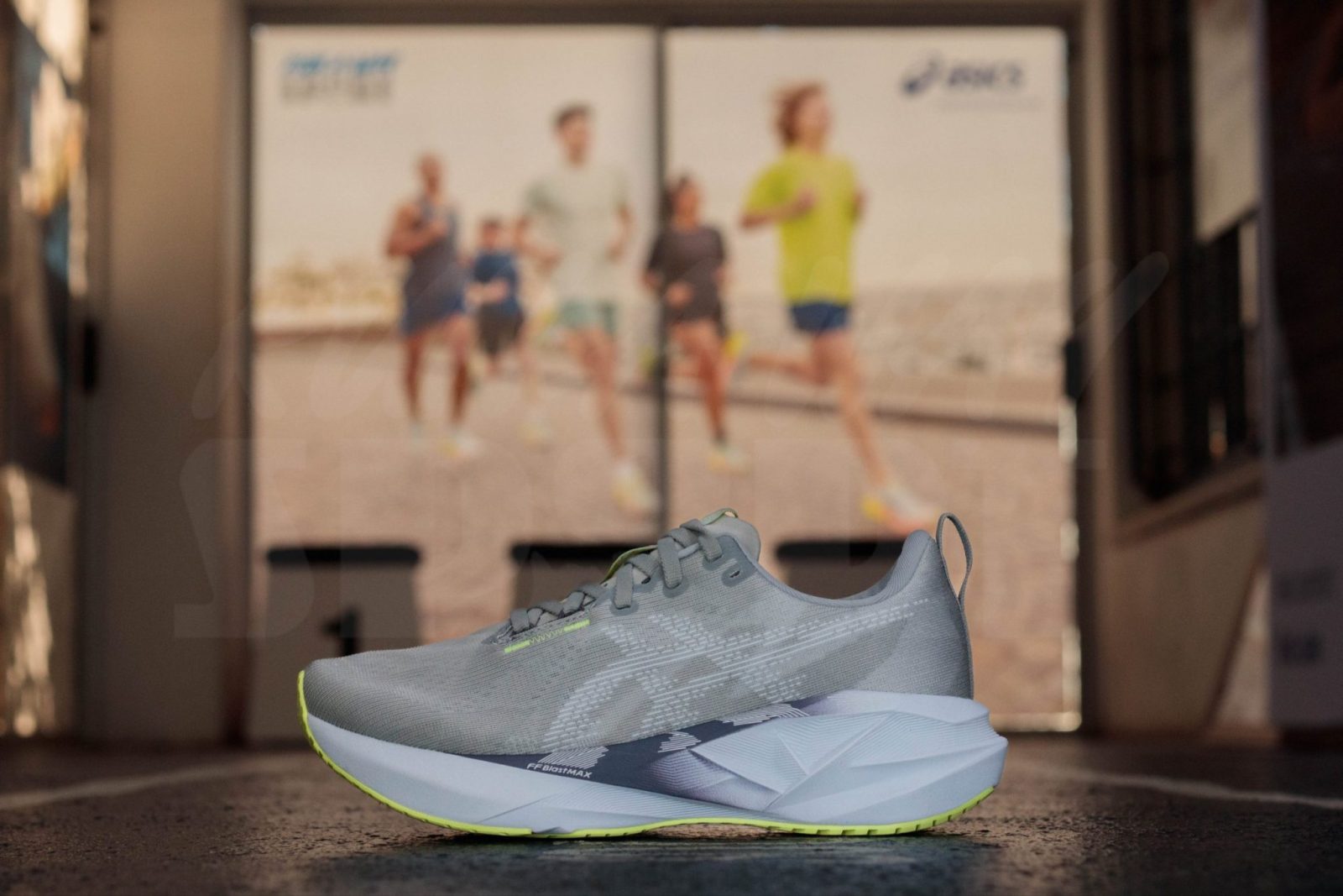 Gw ㉖ Asics Novablast 5 Womens GRAVEL/BLUE FADE - Run-A-Way Sport